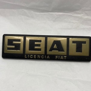 CA124600D-ANAGRAMA-TRASERO-SEAT-124-SEAT-Licencia-Fiat-DORADO