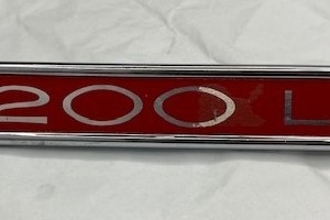 CASIM610-ANAGRAMA-TRASERO-SIMCA-1200-LX-ROJO